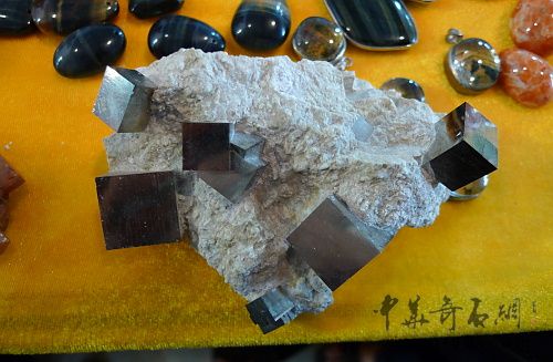 090711昆明石博会J003-粘贴黄铁矿标本1-1.JPG