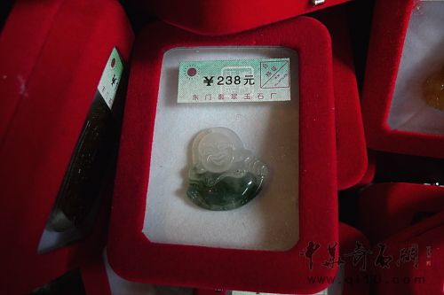 090711昆明石博会J027树脂材料制作的假玉件1-2.JPG