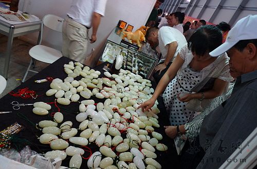 090711昆明石博会J060大理石材质的仿和田玉雕件1-1.JPG