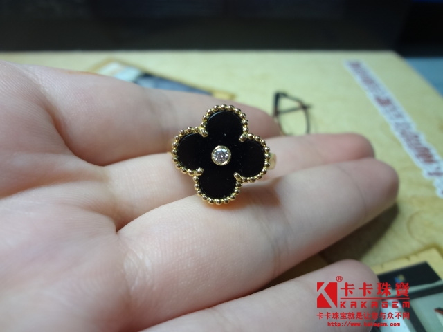 一颗幸运草戴在手上，随时给自己带来好运哦